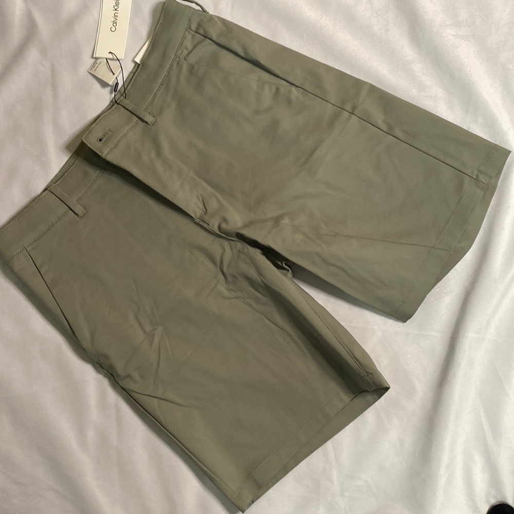 NWT - Calvin Klein Shorts - Green - W 30 - 9 inch